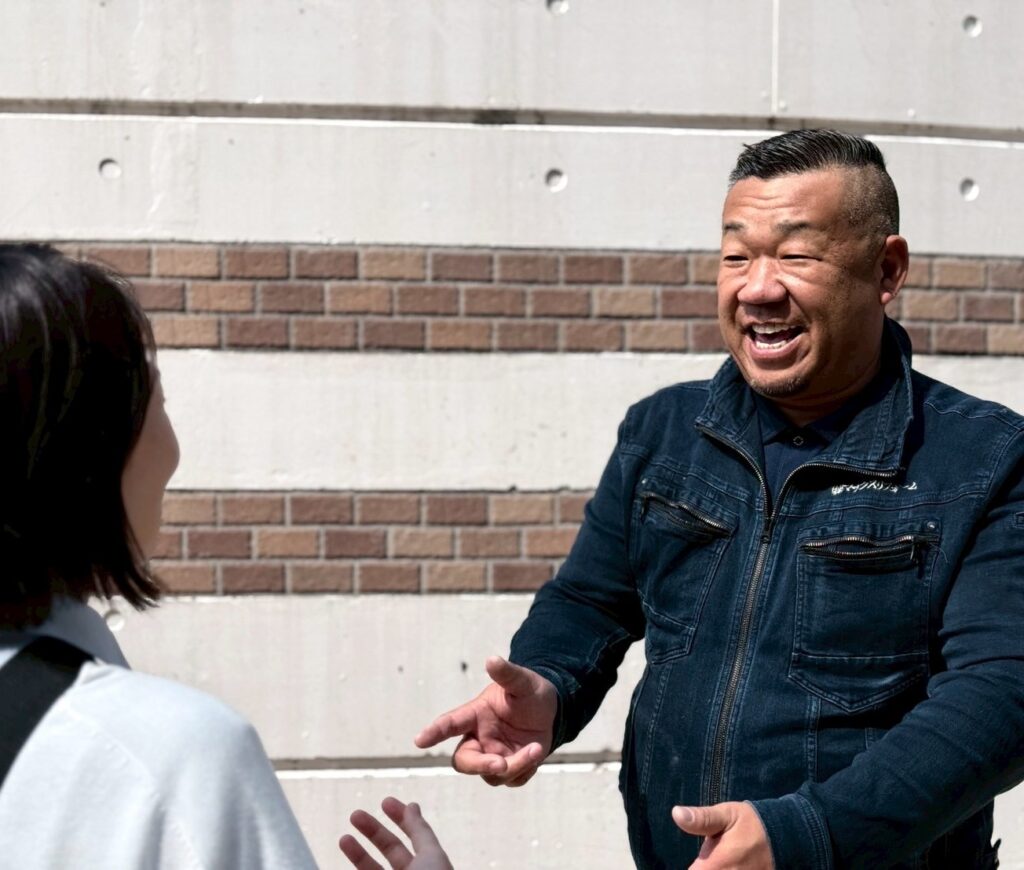 屋根診断をする代表・杉本