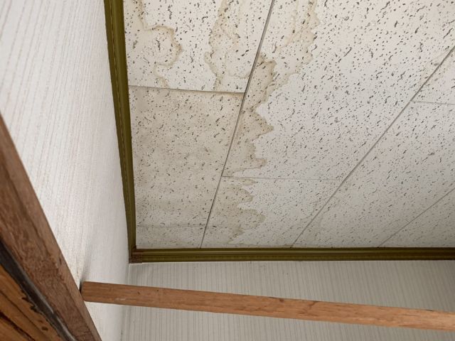 天井に現れた茶色いシミ