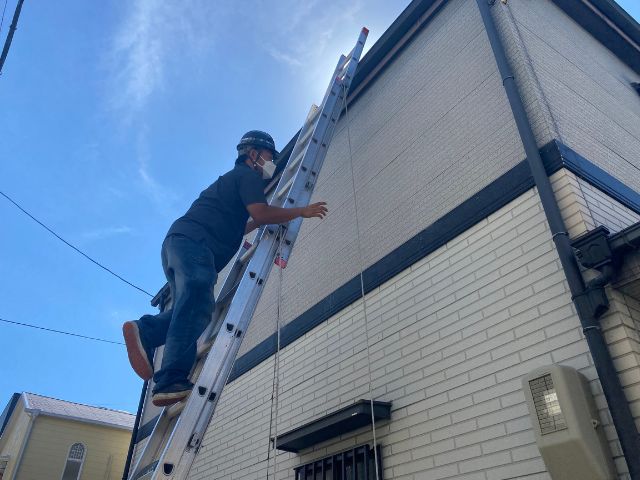 梯子をかけて屋根調査