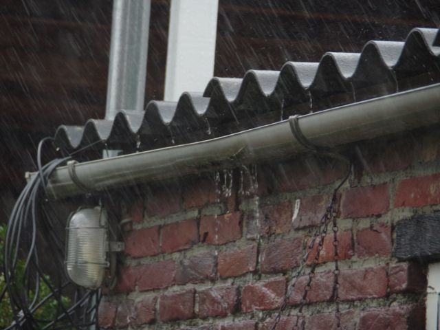 雨どいの水漏れ