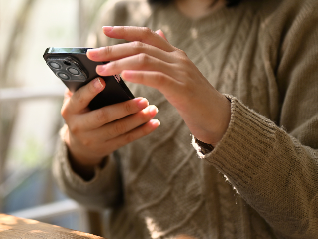 スマホを操作する女性