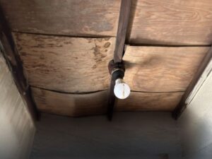 雨漏りによるたわみ