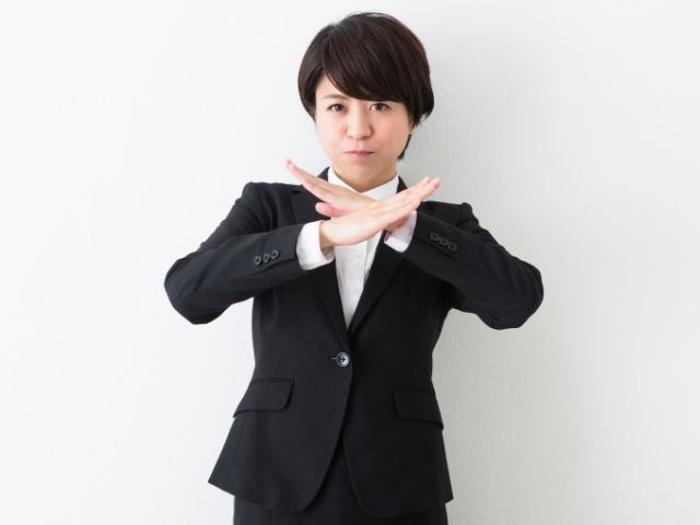 手をバツにする女性
